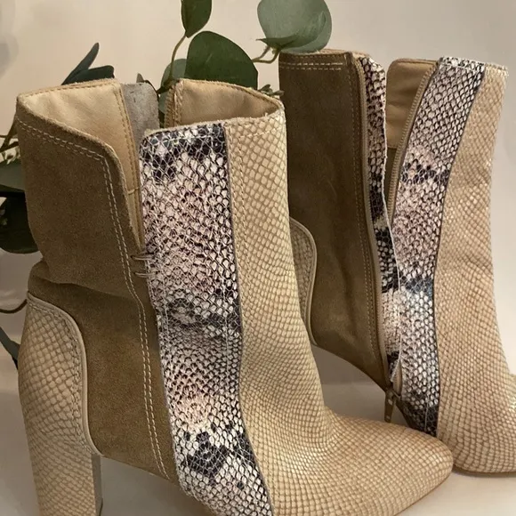 Matisse | Cobra | Ivory | Women’s | square heel | high ankle | 9 1/2 | boots