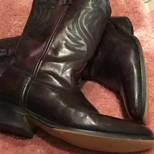 Mens Laredo western style boots.