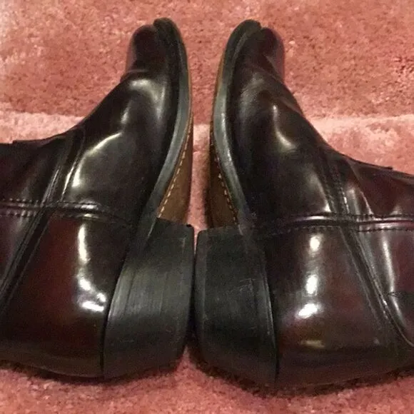Mens Laredo western style boots.