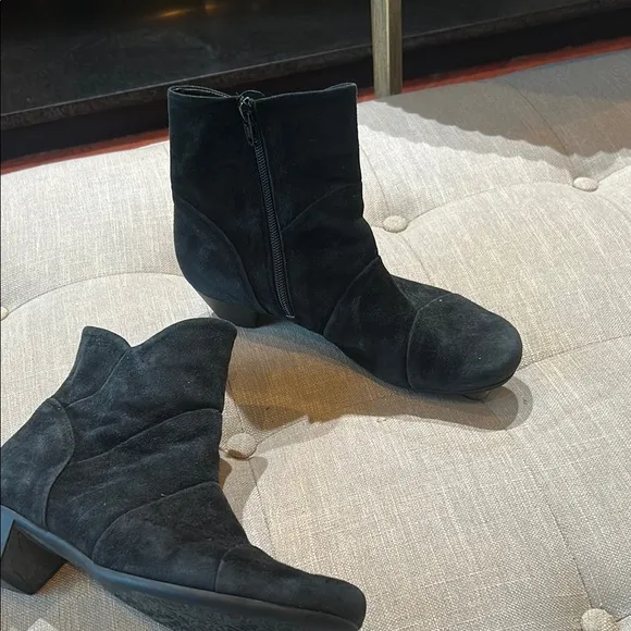 Mephisto Women’s Black Suede Ankle Booties Size 8