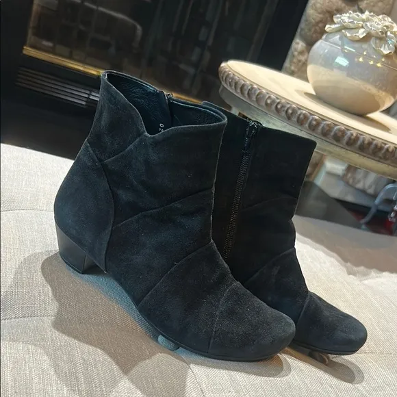 Mephisto Women’s Black Suede Ankle Booties Size 8