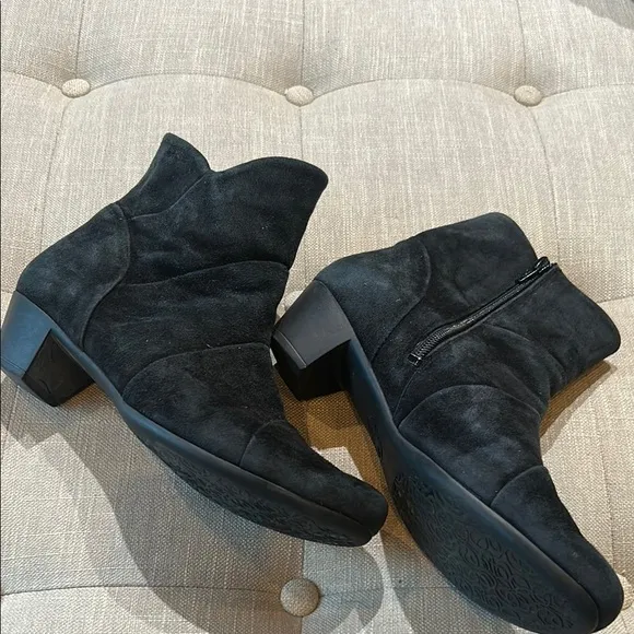 Mephisto Women’s Black Suede Ankle Booties Size 8