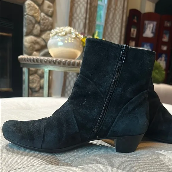 Mephisto Women’s Black Suede Ankle Booties Size 8