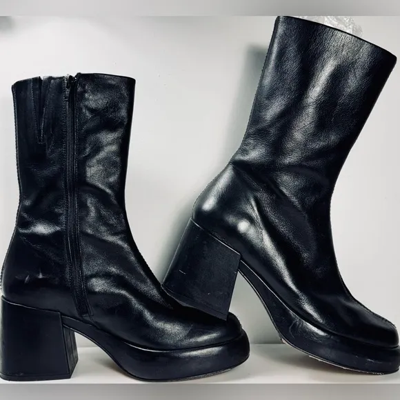 MIISTA Black-Heeled Boots