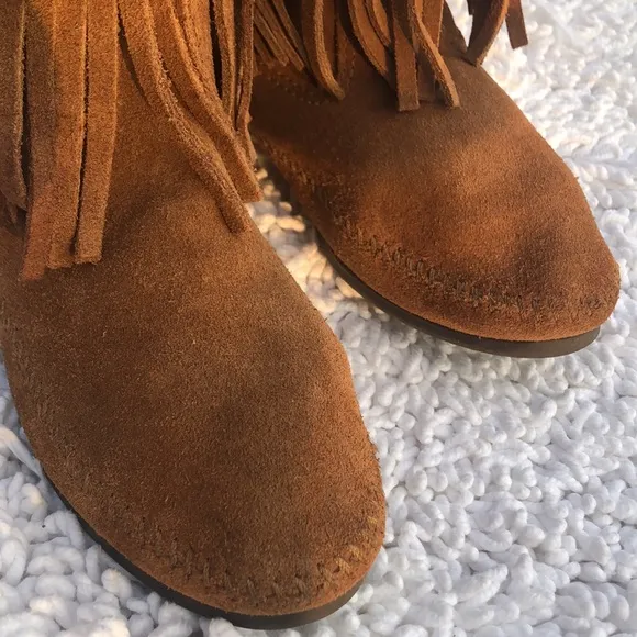 MINNETONKA Brown Suede Fringed Moccasin Boots