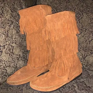 Minnetonka Fringe Shingles suede Boots, Brown