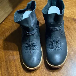 Musse &amp; Cloud Kylie Boots size 8 black suede leather