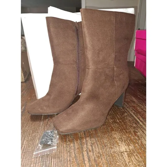 New 11E Extra Wide JustFab Brown Lillianna  Booties Boots Faux Suede