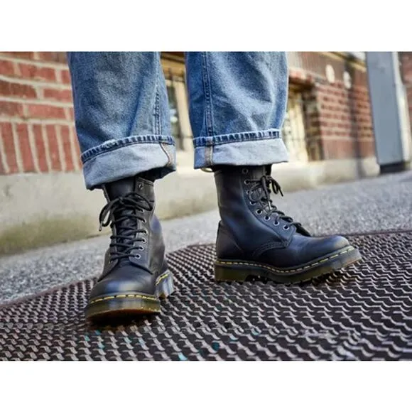 New Dr. Martens 1460 Smooth Leather Lace Up Boot Black NWT