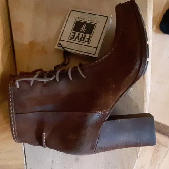 New FRYE BOOTS