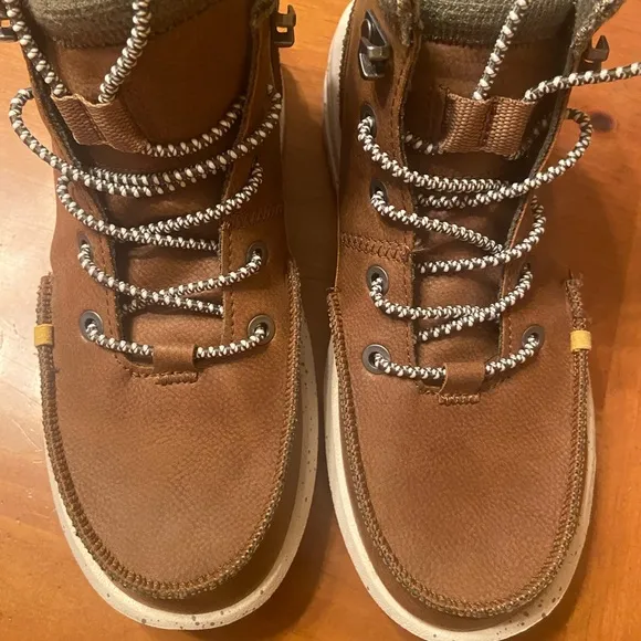 NEW HEYDUDE Bradley Boot NWOT- Big Kid - Walnut size 5 YT Leather comfort