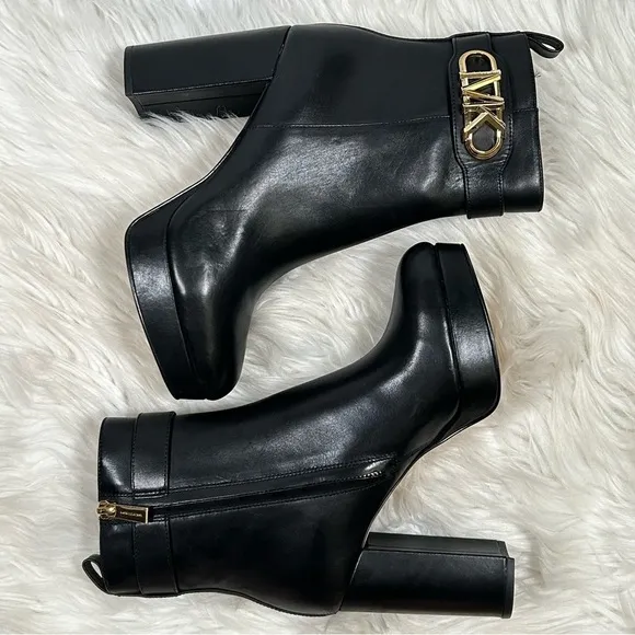 New in Box Michael Michael Kors Black Gold Logo Parker Platform Boots Size 7.5