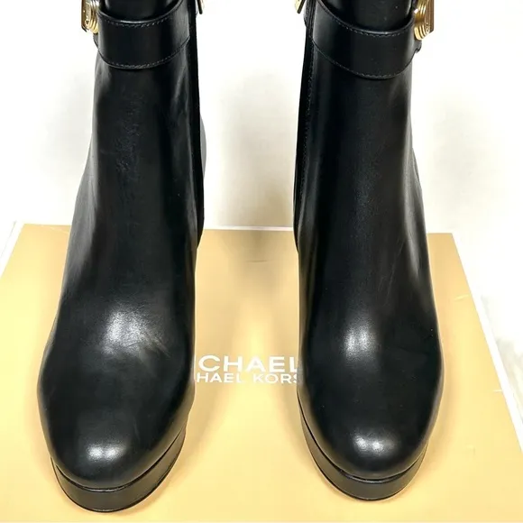 New in Box Michael Michael Kors Black Gold Logo Parker Platform Boots Size 7.5