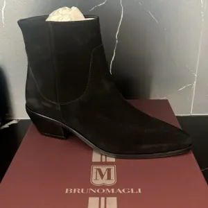 NEW IN BOX NEVER WORN Bruno Magli Black Suede Ankle Boots Size 9