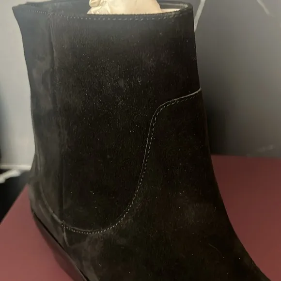 NEW IN BOX NEVER WORN Bruno Magli Black Suede Ankle Boots Size 9