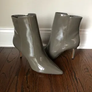 *NEW* J. Crew Women’s 9.5 Stevie Pointed Toe Ankle Boots in Gray Shiny Leather