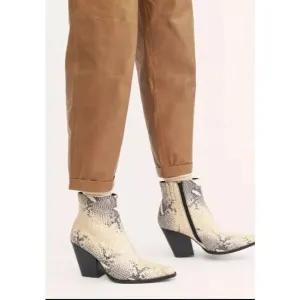 New Jeffrey Campbell Flynn Ankle Boot Beige Snake Free People Bootie Size 8