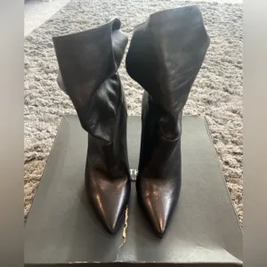 NEW KENNETH COLE NEW YORK LEATHER HEEL BOOTS
