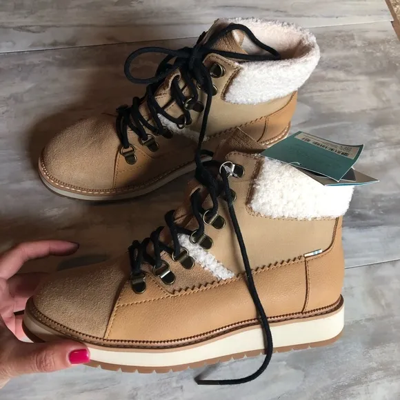 New Toms Mesa womens tan boots waterproof snow bootie shoe size 6