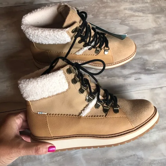 New Toms Mesa womens tan boots waterproof snow bootie shoe size 6