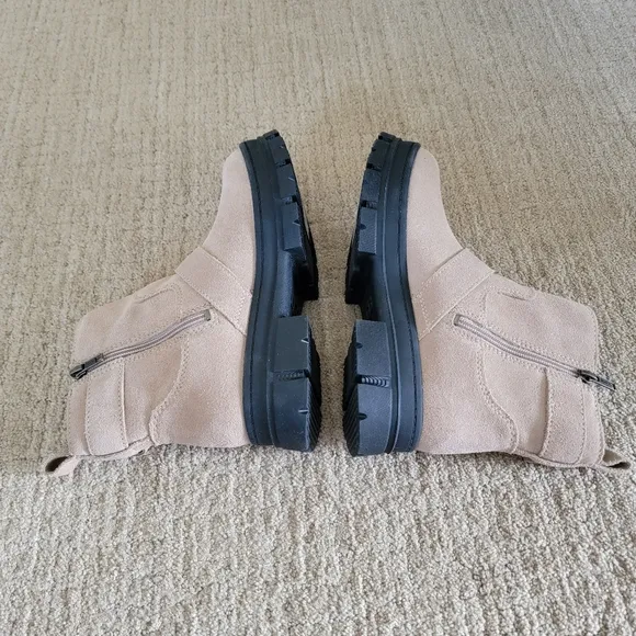 New UGG Ashton Short Waterproof Suede Buckle Boots, Size 7.5