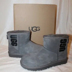 NEW UGG MINI‎ LOGO SUEDE SHEARLING LINED ANKLE WINTER BOOTS GRAY BLACK