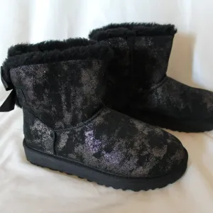 NEW UGG WOMEN'S MINI METALIC SHIMMER BAILEY BOW‎ BLACK SILVER SUEDE BOOTS