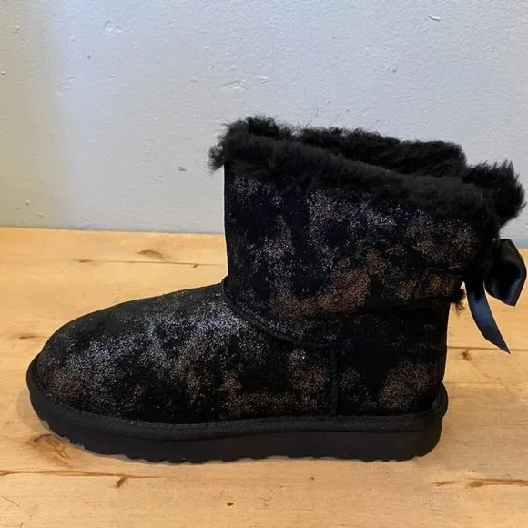 NEW UGG WOMEN'S MINI METALIC SHIMMER BAILEY BOW‎ BLACK SILVER SUEDE BOOTS