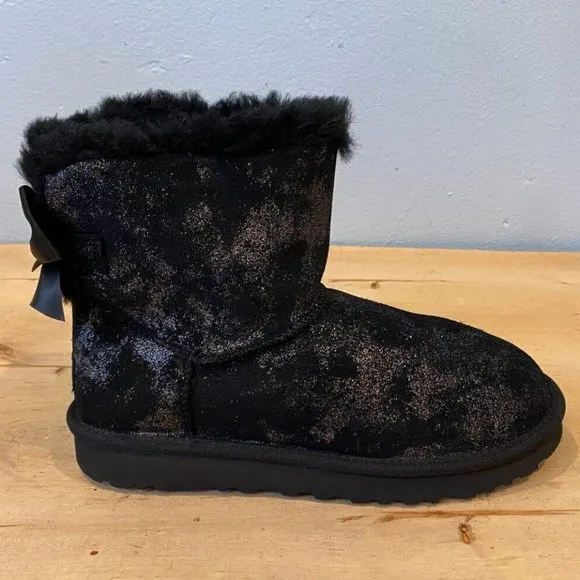 NEW UGG WOMEN'S MINI METALIC SHIMMER BAILEY BOW‎ BLACK SILVER SUEDE BOOTS