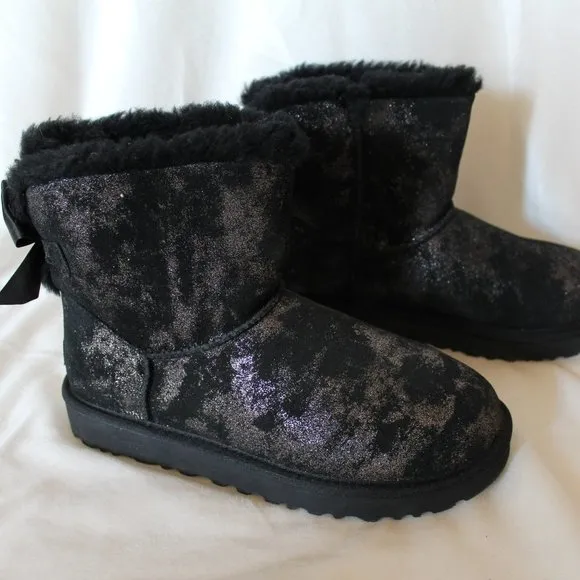 NEW UGG WOMEN'S MINI METALIC SHIMMER BAILEY BOW‎ BLACK SILVER SUEDE BOOTS