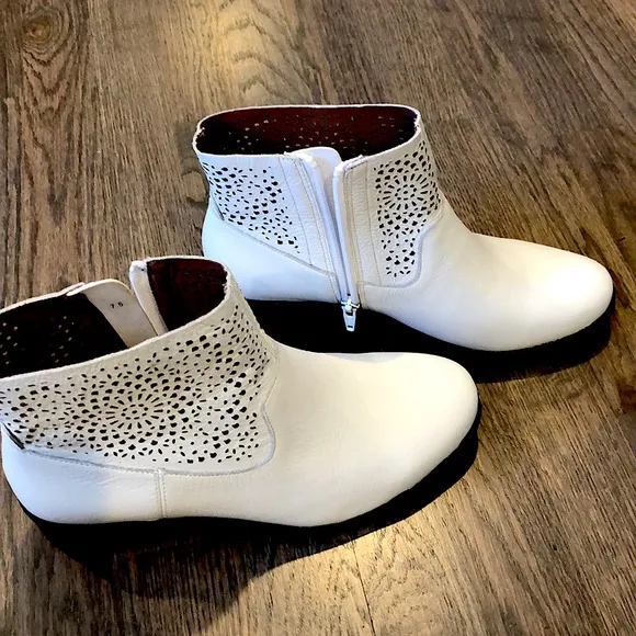 New Vionic white ankle boots