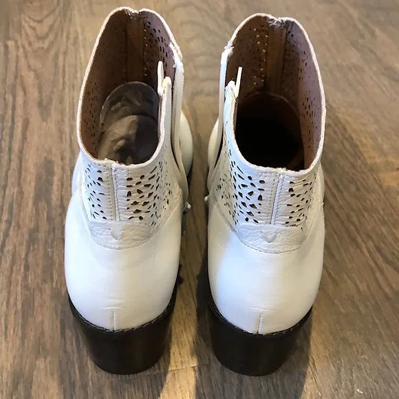 New Vionic white ankle boots