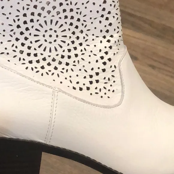 New Vionic white ankle boots