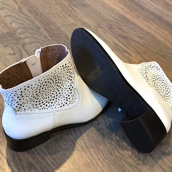 New Vionic white ankle boots