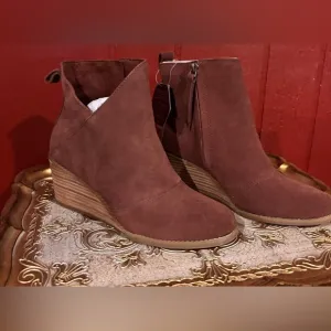 New With Tags Toms Brown Wedge Boots