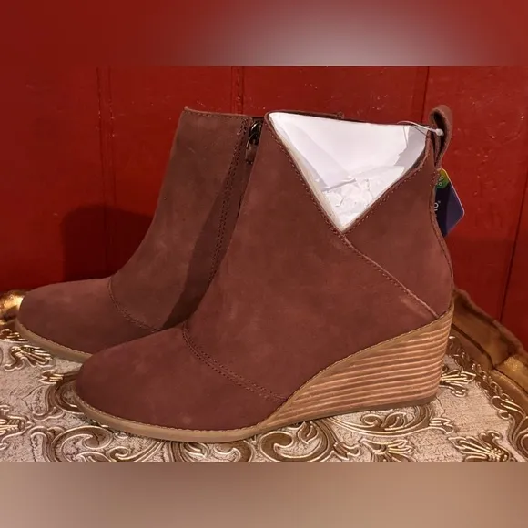 New With Tags Toms Brown Wedge Boots