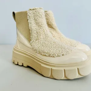 NEW WITHOUT BOX SOREL CARIBOU COZY CHELSEA SHERPA ANKLE BOOTS BEIGE