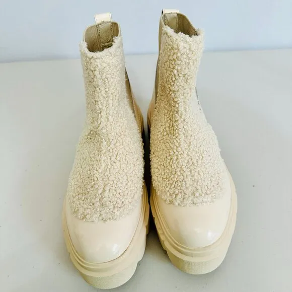 NEW WITHOUT BOX SOREL CARIBOU COZY CHELSEA SHERPA ANKLE BOOTS BEIGE