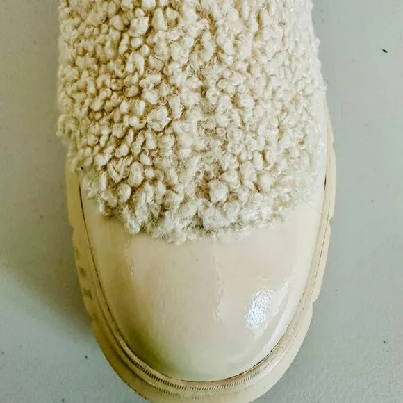 NEW WITHOUT BOX SOREL CARIBOU COZY CHELSEA SHERPA ANKLE BOOTS BEIGE