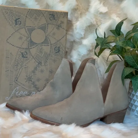 NIB - Free People Charm Double V Ankle Boot - Camel Suede