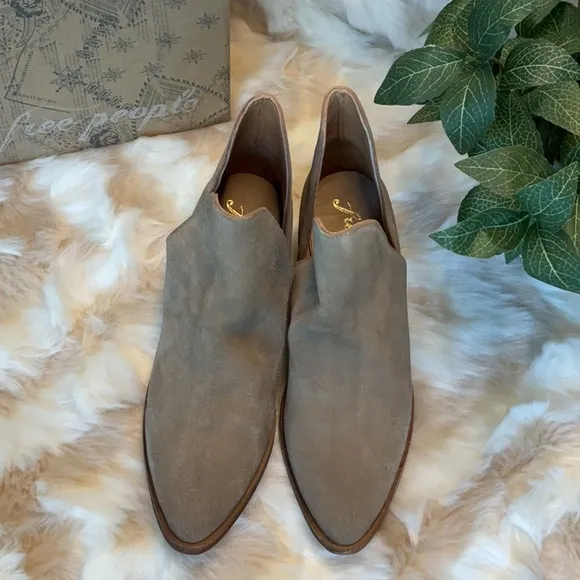 NIB - Free People Charm Double V Ankle Boot - Camel Suede