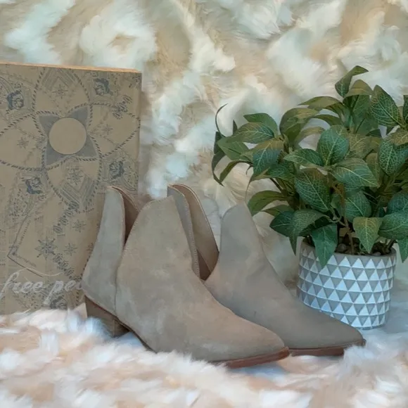 NIB - Free People Charm Double V Ankle Boot - Camel Suede