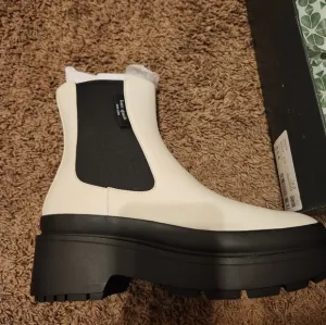 NIB Kate Spade Winnie Leather  White boots