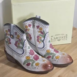 NIB! L'ARTISTE BY Spring Step White Floral Boots, Women's Size 7.5-8 M  EU 38