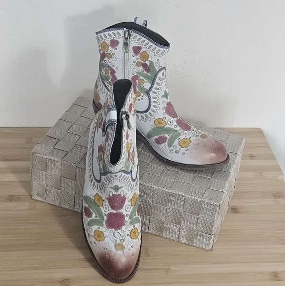 NIB! L'ARTISTE BY Spring Step White Floral Boots, Women's Size 7.5-8 M  EU 38