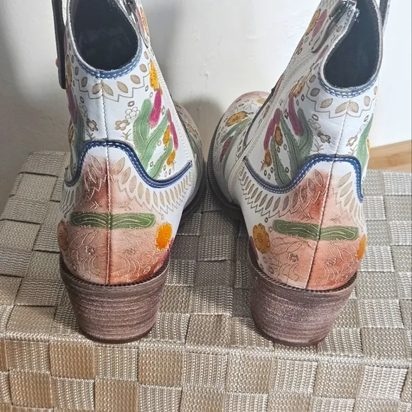 NIB! L'ARTISTE BY Spring Step White Floral Boots, Women's Size 7.5-8 M  EU 38