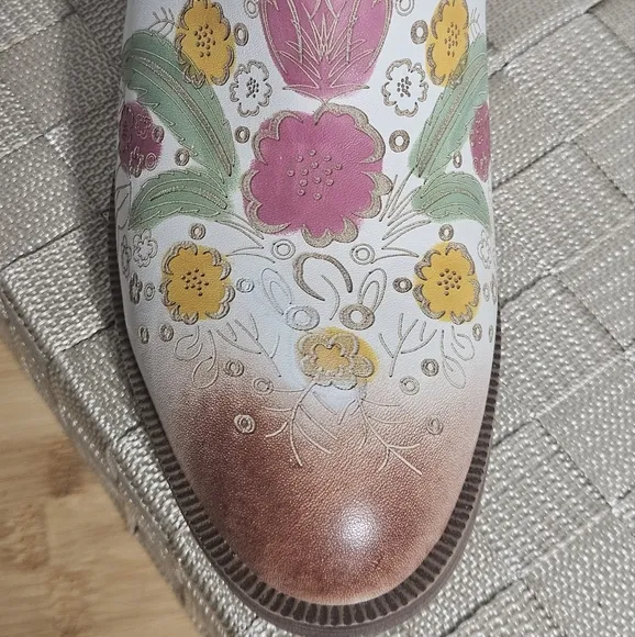 NIB! L'ARTISTE BY Spring Step White Floral Boots, Women's Size 7.5-8 M  EU 38