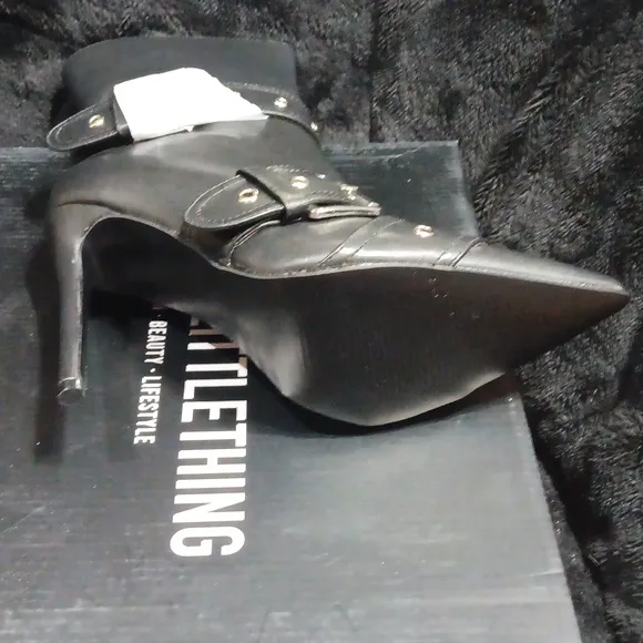 NIB prettylittlething Faux leather point toe buckle detailed heel boots