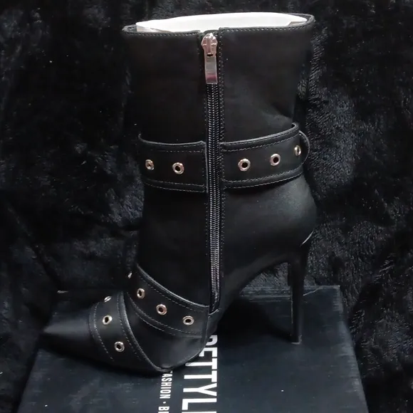 NIB prettylittlething Faux leather point toe buckle detailed heel boots