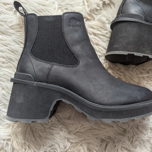 NIB Sorel Hi Line Heel Chelsea Boot in Sea Salt Black